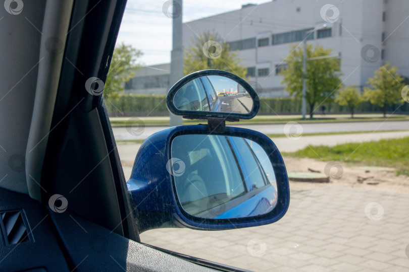 Скачать Боковое зеркало синего автомобиля в городе фотосток Ozero