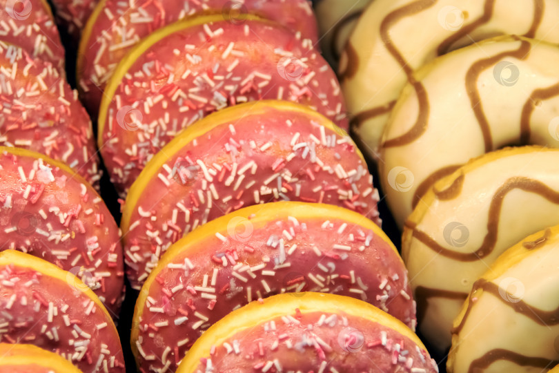 Скачать Аппетитные разноцветные пончики крупным планом, на фоне или с текстурой фотосток Ozero