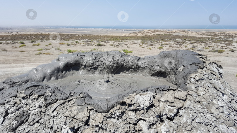 Скачать Грязевой вулкан в Гобустанском заповеднике, Азербайджан фотосток Ozero