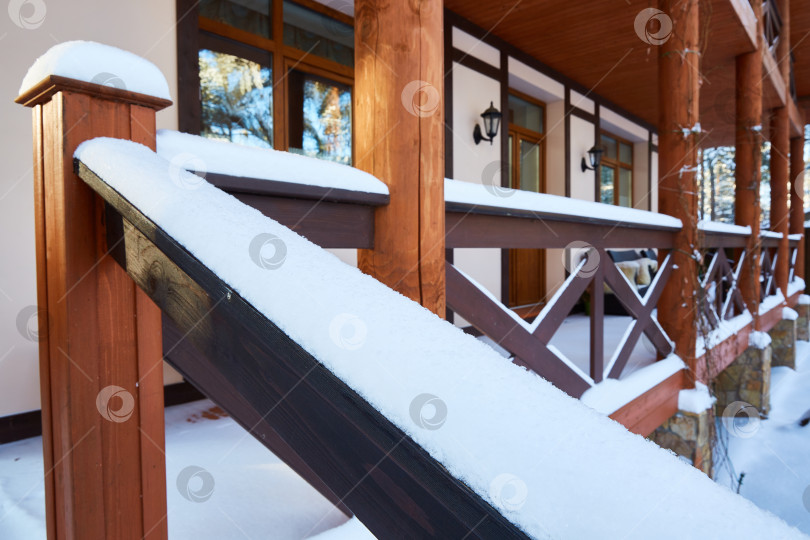 Скачать перила и часть лестницы с сугробами после снегопада. фотосток Ozero