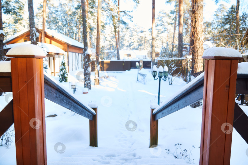Скачать Зимний вид с веранды или внутреннего дворика дома. фотосток Ozero