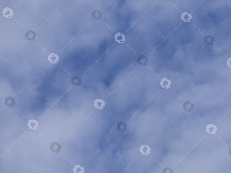 Скачать Голубое небо покрыто легкими, белыми, пушистыми облаками. фотосток Ozero