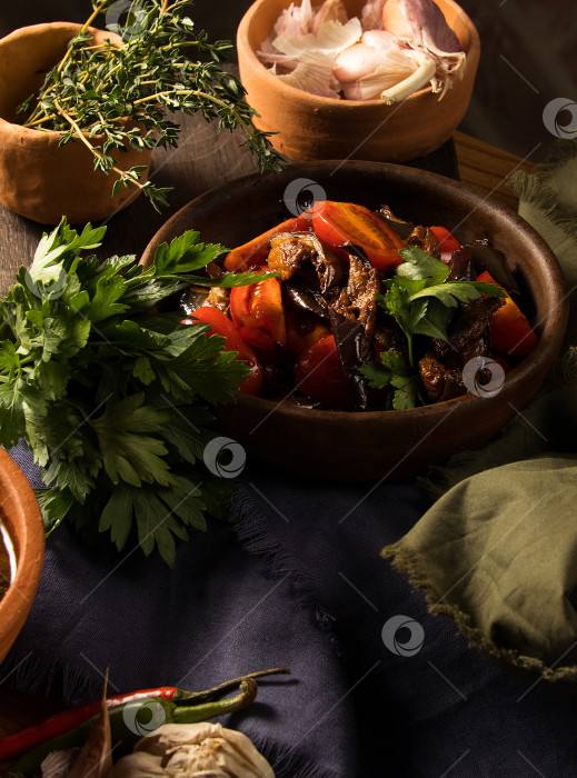 Скачать Вертикальный снимок шеф-повара, готовящего изысканный салат фотосток Ozero