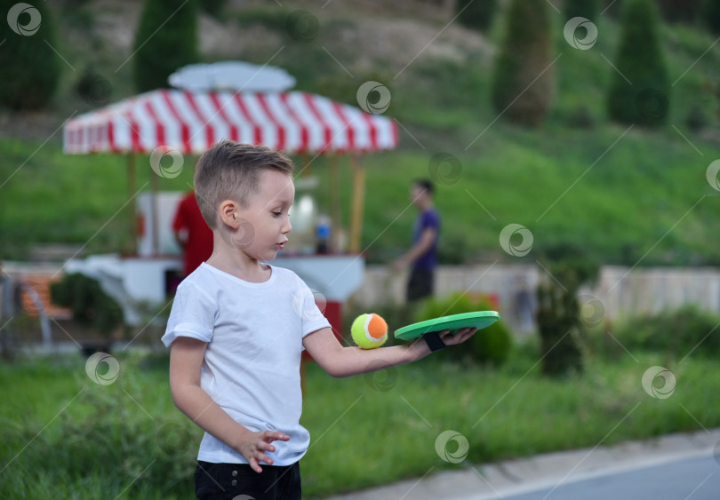 Скачать маленький мальчик в парке фотосток Ozero