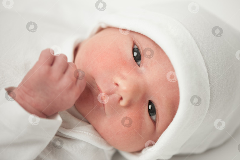 Скачать личико младенца в белой шапочке фотосток Ozero