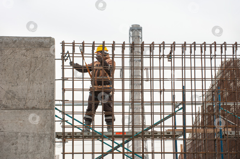 Скачать Мужчина, работающий на строительных лесах фотосток Ozero