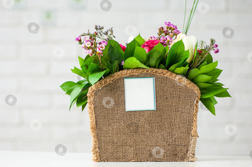 Скачать Красивая композиция с розовыми и белыми розами и зелеными листьями в корзине фотосток Ozero
