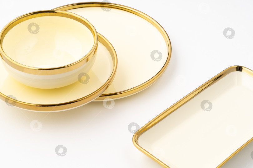 Скачать Снимок крупным планом роскошной золотистой керамической кухонной утвари на белом фоне фотосток Ozero