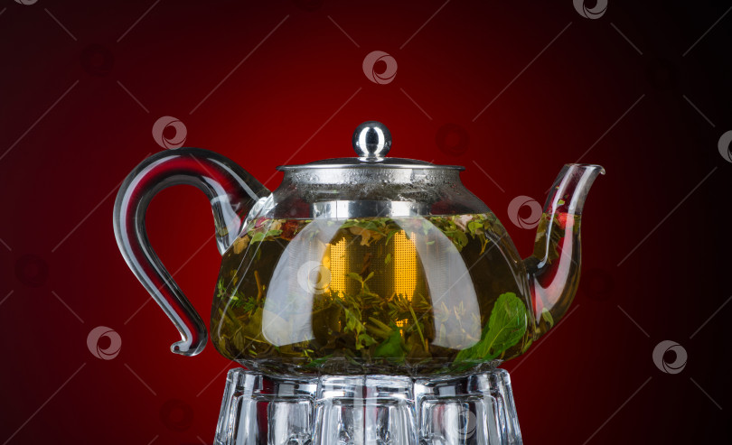 Скачать Мятный чай в прозрачном заварочном чайнике фотосток Ozero