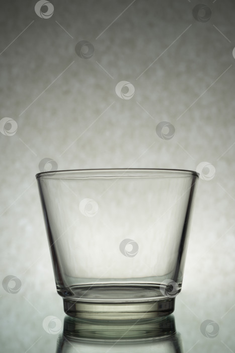 Скачать Вертикальный снимок пустого стакана на сером фоне фотосток Ozero