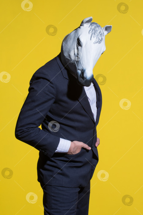Скачать человек в маске лошади на желтом фоне фотосток Ozero