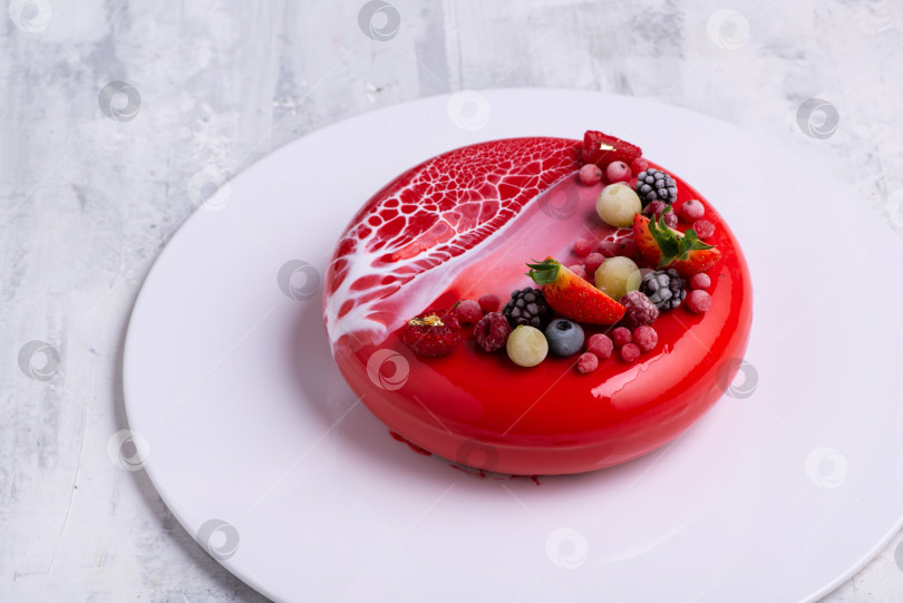 Скачать Снимок торта в зеркальной глазури, украшенного ягодами. фотосток Ozero