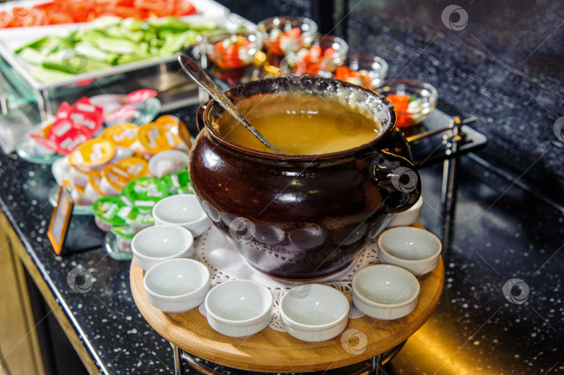 Скачать Тарелка супа-пюре на фуршетном столе с маленькими мисочками вокруг фотосток Ozero