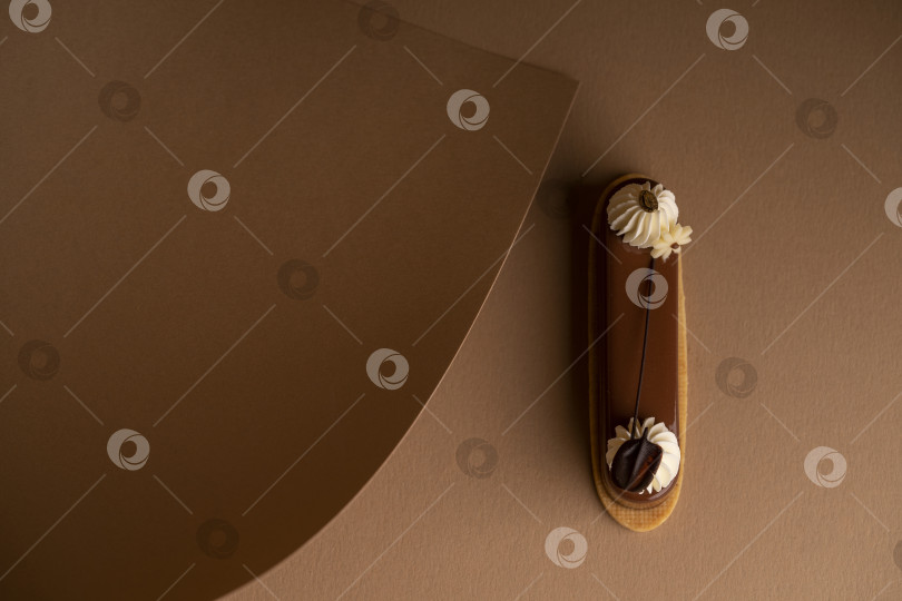Скачать На столе лежит свежеиспеченный пирог, окруженный листами пергаментной бумаги фотосток Ozero