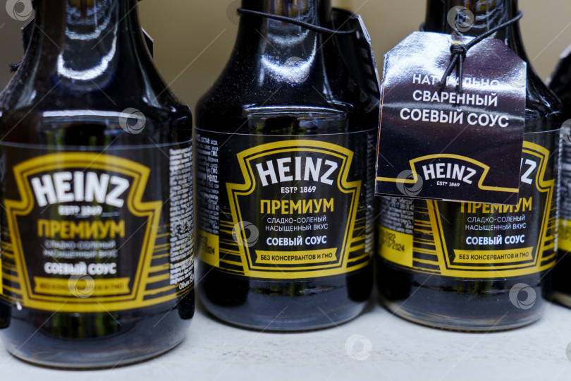 Скачать Тюмень, Россия- 04 ноября 2023 г.: Соевый соус Heinz для продажи в супермаркете или гипермаркете. Избирательный подход фотосток Ozero