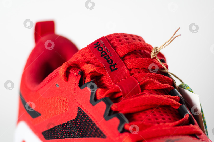 Скачать Тюмень, Россия -11 октября 2023 года: Стильная спортивная обувь Reebok красного цвета. Выборочный показ фотосток Ozero