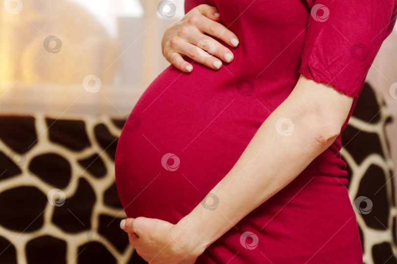 Скачать Живот беременной женщины. Ожидание ребенка. Понятие беременности, материнства, подготовки и ожидания. фотосток Ozero