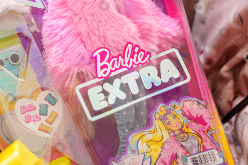 Скачать Тюмень, Россия - 25 ноября 2023 года: Логотип Barbie extra, созданный американской компанией по производству игрушек Mattel, Inc. Selective focus фотосток Ozero