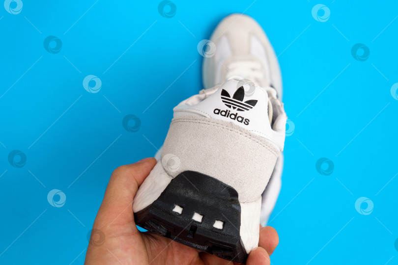 Скачать Тюмень, Россия-03 октября 2023 года: Белые кроссовки Adidas. Международная компания. фотосток Ozero