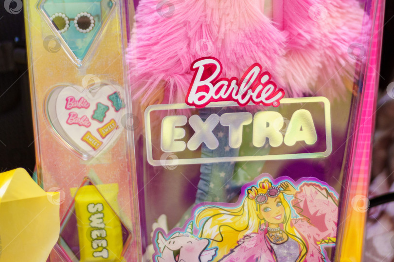 Скачать Тюмень, Россия - 25 ноября 2023 года: Логотип Barbie extra, созданный американской компанией по производству игрушек Mattel, Inc. Selective focus фотосток Ozero