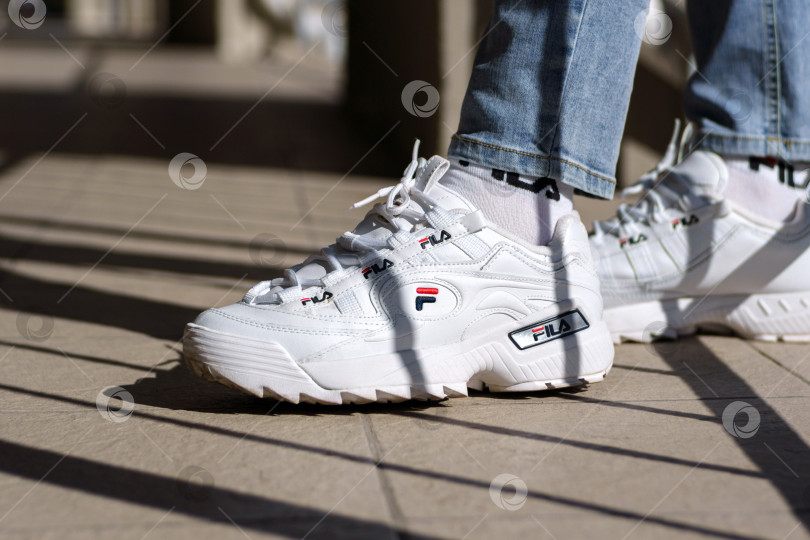 Скачать Тюмень, Россия - 23 сентября 2023 года: Обувь Fila, модель disruptor 2 белого цвета, пользуется популярностью. фотосток Ozero