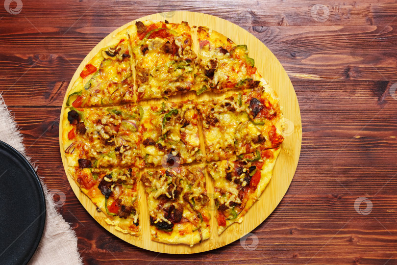 Скачать Домашняя пицца пепперони в стиле Сент-Луиса. Вырезка из таверны, крупный план фотосток Ozero