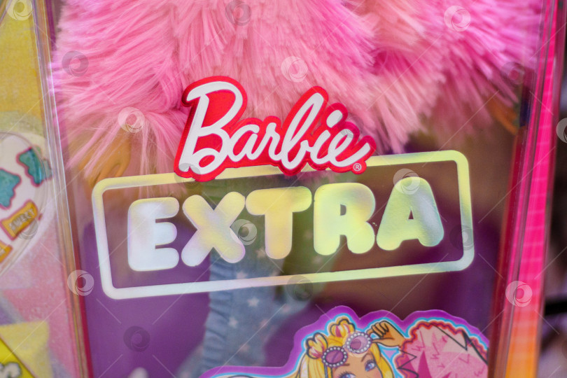 Скачать Тюмень, Россия - 25 ноября 2023 года: Логотип Barbie extra, созданный американской компанией по производству игрушек Mattel, Inc. и выпущенный на рынок в марте 1959 года фотосток Ozero