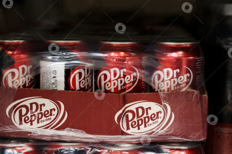 Скачать Тюмень, Россия - 11 декабря 2023 года: Dr. Pepper - это безалкогольный напиток, который продается как обладающий уникальным вкусом. Напиток был создан в 1880-х годах. фотосток Ozero