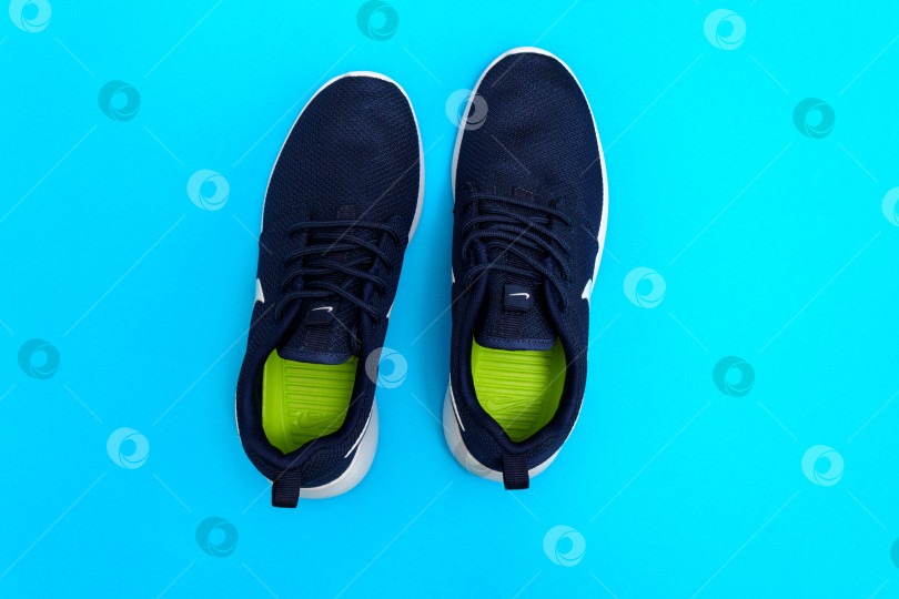 Скачать Тюмень, Россия-03 августа 2023 года: Кроссовки Nike для бега, тренировок, на синем фоне, с логотипом Nike фотосток Ozero