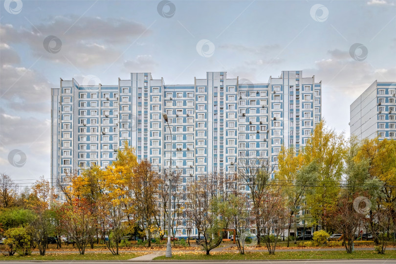 Скачать Типовой многоэтажный дом старой застройки в Москве. фотосток Ozero