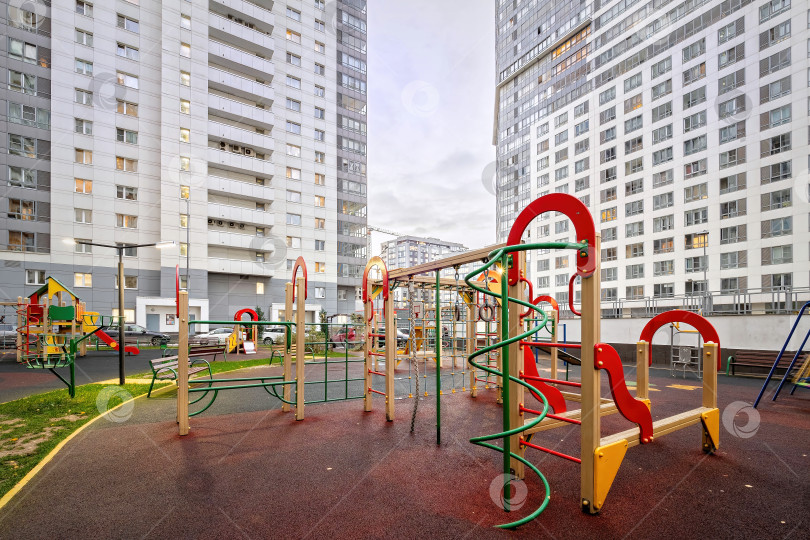 Скачать Современная детская площадка в городе. фотосток Ozero