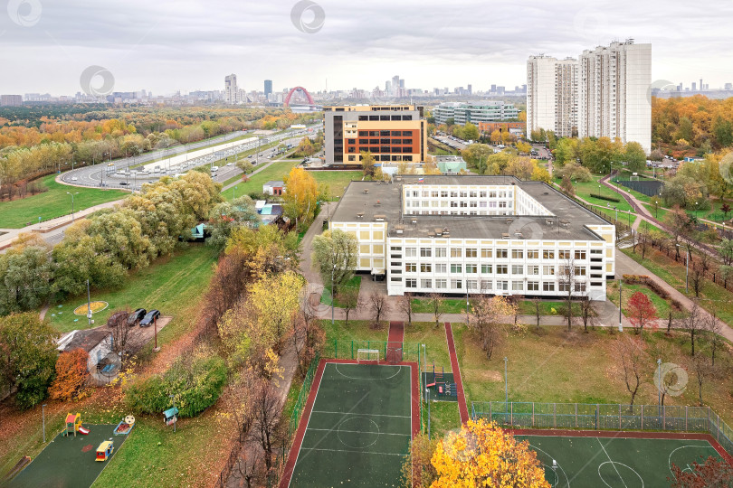 Скачать Зеленые дворы района Крылатское в Москве. фотосток Ozero