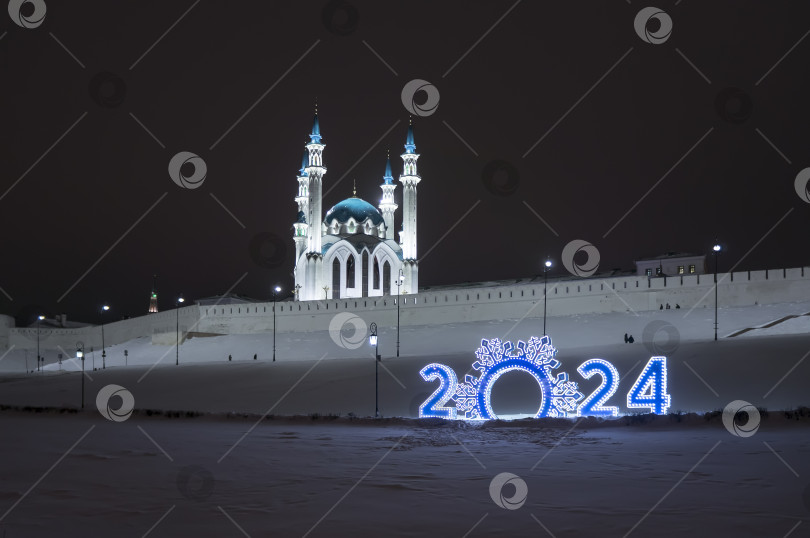 Скачать Казань, Татарстан, Россия – 18 декабря 2023:  Вид на Казанский Кремль в Новый год фотосток Ozero