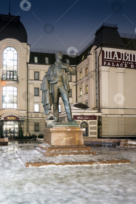 Скачать Казань, Татарстан, Россия – 21 декабря 2023:  Памятник  Ф.И. Шаляпину фотосток Ozero