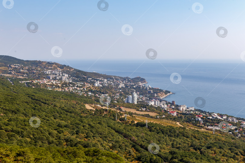 Скачать Вид на южное побережье Крыма с вершины Крестовой горы фотосток Ozero