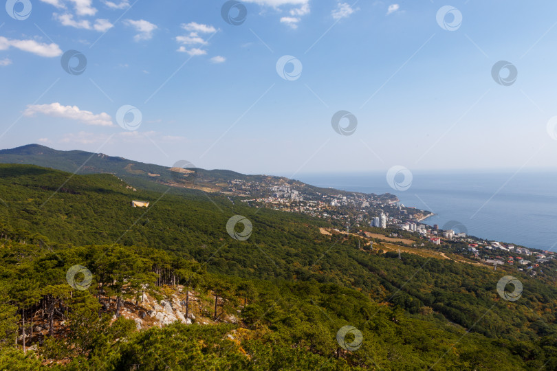 Скачать Вид на южное побережье Крыма с вершины Крестовой горы фотосток Ozero