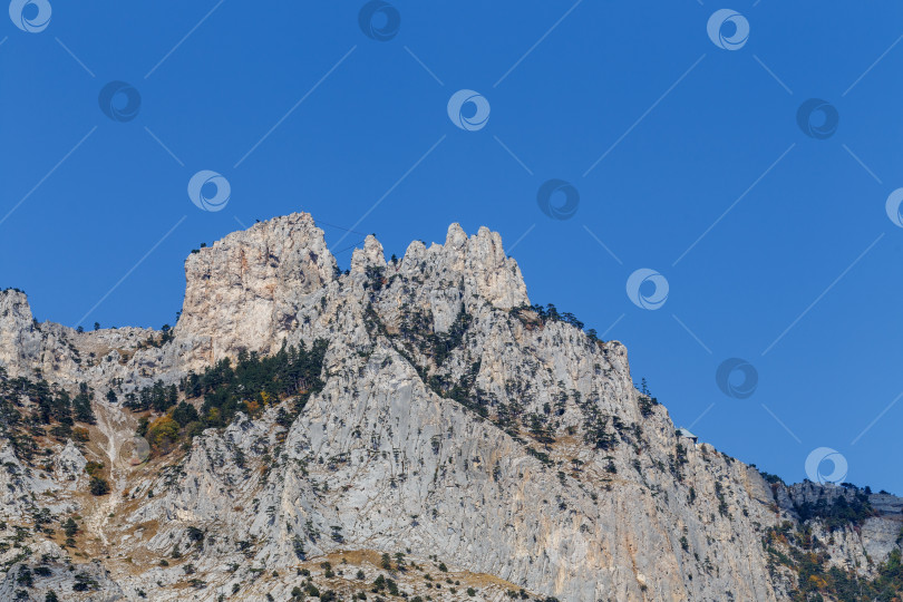 Скачать Вид на горную вершину Ай-Петри с экологической тропы Алупка-Исары. фотосток Ozero