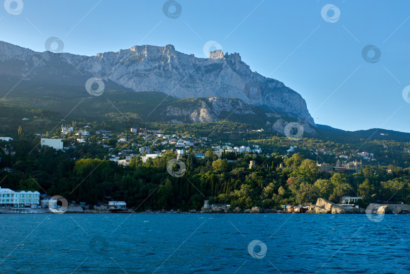 Скачать Россия, Крым, курортный город Алупка панорамный вид с высоты птичьего полета, широкий угол обзора. Пляж с отдыхающими. Красивый горный хребет, плато и долины. Пейзаж скал и горных вершин фотосток Ozero