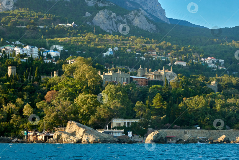 Скачать Россия, Крым, курортный город Алупка панорамный вид с высоты птичьего полета, широкий угол обзора. Пляж с отдыхающими. Красивый горный хребет, плато и долины. Пейзаж скал и горных вершин фотосток Ozero