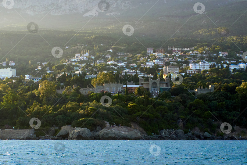 Скачать Россия, Крым, курортный город Алупка панорамный вид с высоты птичьего полета, широкий угол обзора. Пляж с отдыхающими. Красивый горный хребет, плато и долины. Пейзаж скал и горных вершин фотосток Ozero