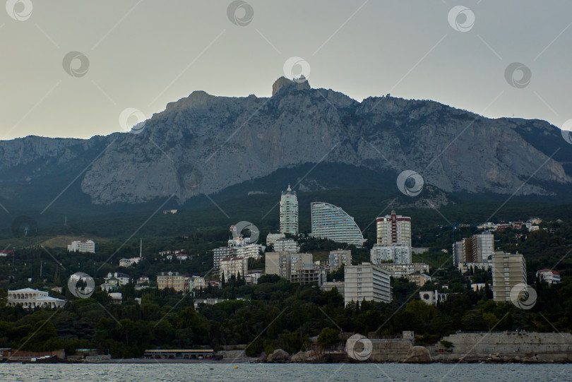 Скачать Россия, Крым, курортный город Алупка панорамный вид с высоты птичьего полета, широкий угол обзора. Пляж с отдыхающими. Красивый горный хребет, плато и долины. Пейзаж скал и горных вершин фотосток Ozero