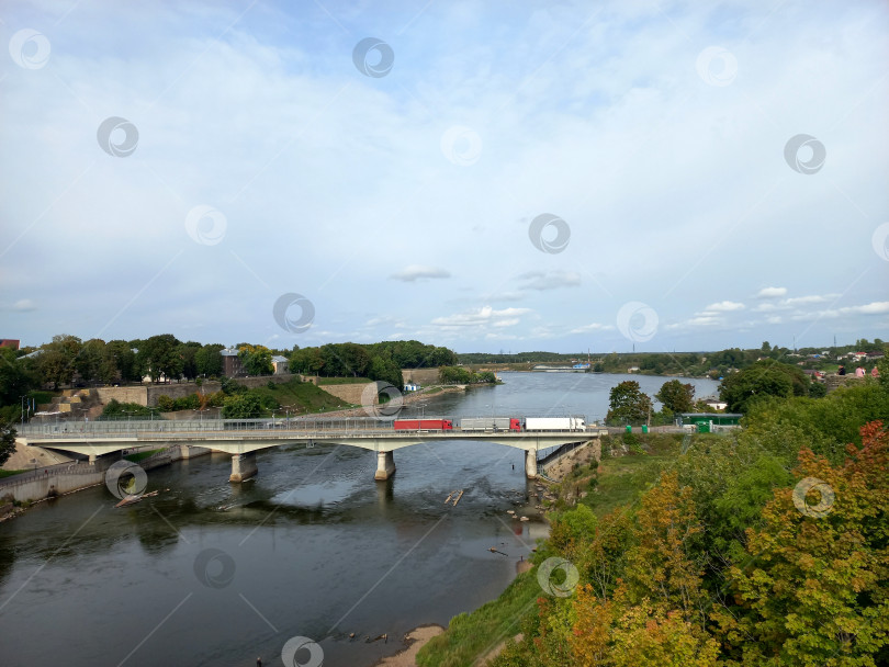 Скачать Вид на мост между Ивангородом и Нарвой фотосток Ozero