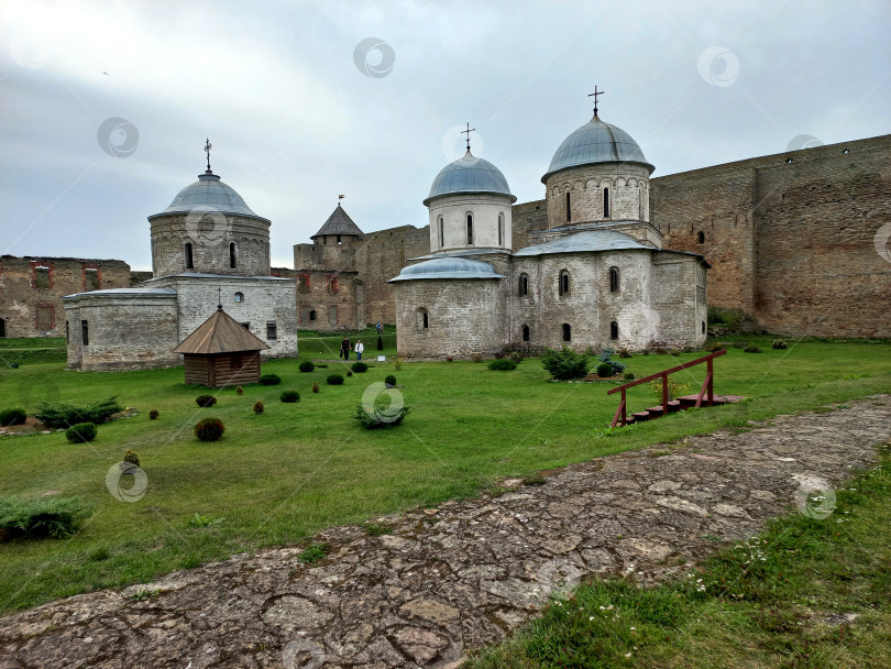 Скачать Старинные постройки на территории крепости в Ивангороде фотосток Ozero