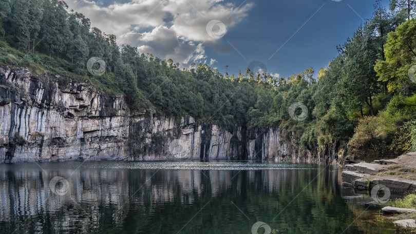 Скачать Красивое озеро в кратере потухшего вулкана. фотосток Ozero