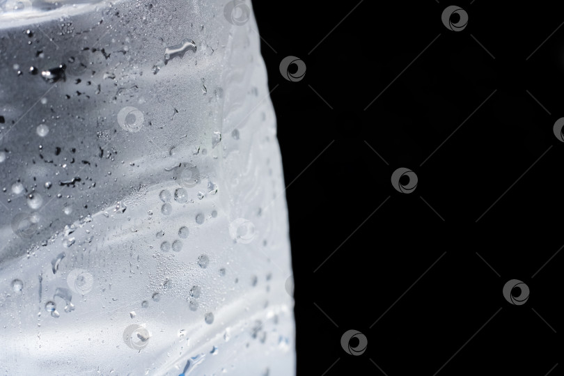 Скачать Пузырьки в бутылке с холодной водой на черном фоне фотосток Ozero