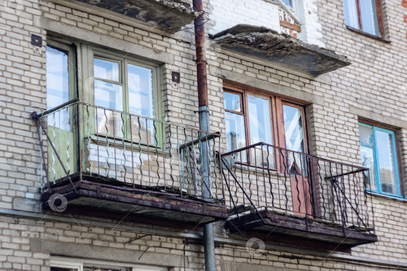 Скачать Балконы и окна старого заброшенного здания фотосток Ozero