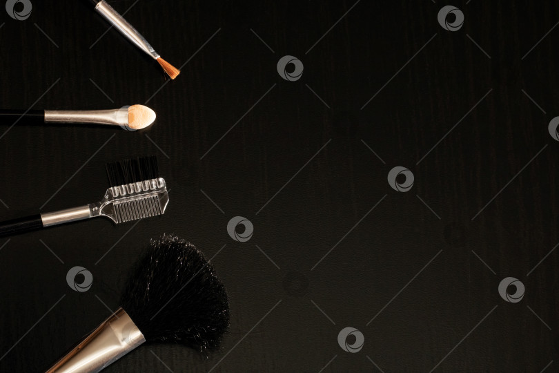 Скачать Набор кистей для нанесения макияжа крупным планом на темном фоне фотосток Ozero