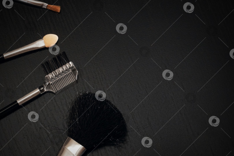 Скачать Набор кистей для нанесения макияжа крупным планом на темном фоне фотосток Ozero