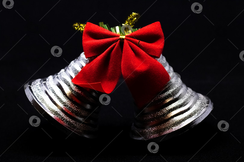 Скачать Рождественские колокольчики с красным бантом на черном фоне фотосток Ozero
