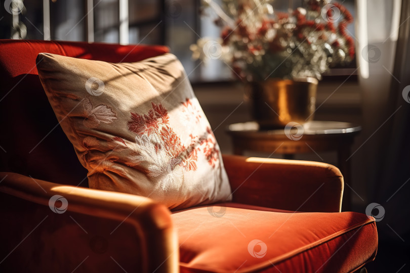Скачать Крупный план бордового кресла с подушками солнечным утром, цветы на столе в помещении фотосток Ozero